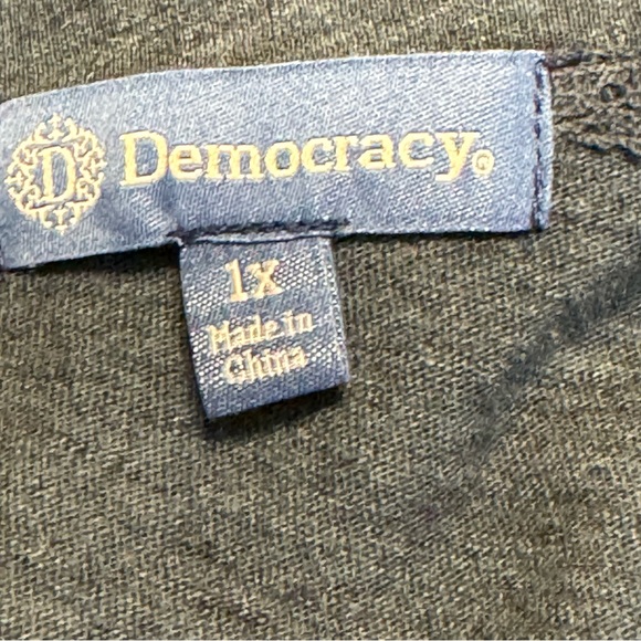 Democracy Top Size 1X - Picture 7 of 10
